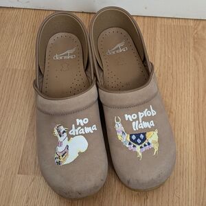 Dansko Twin Pro Beige Tan "No Prob Llama" Print Mules Clogs Shoes Size 40 US 10
